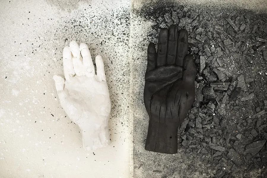 Rodrigo Braga — Mão de gesso / mão de carvão, 2018